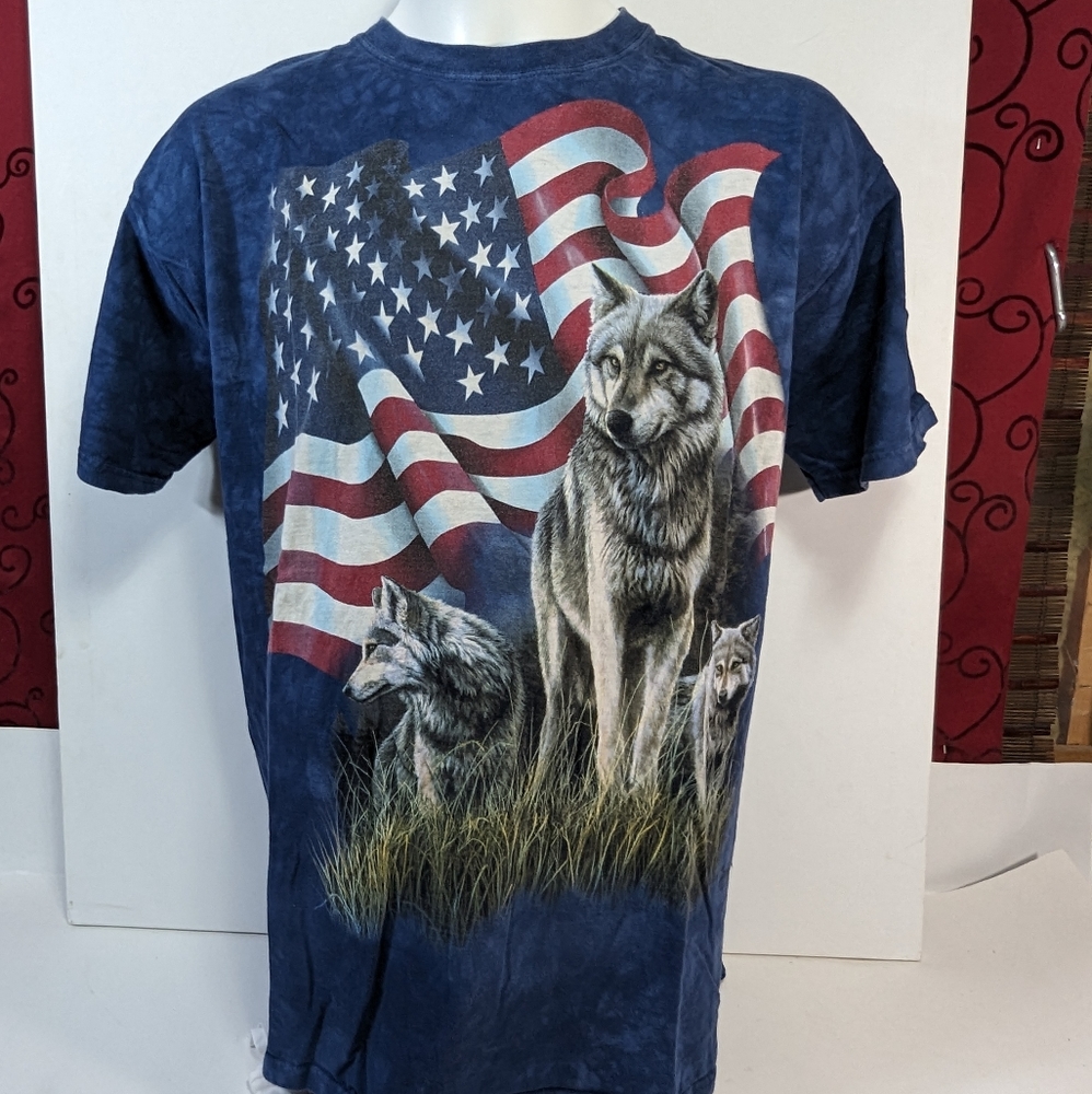 The Mountain Graphic Tee USA Flag Wolves Men’s XL Blue Tie Dye Wolf Cub